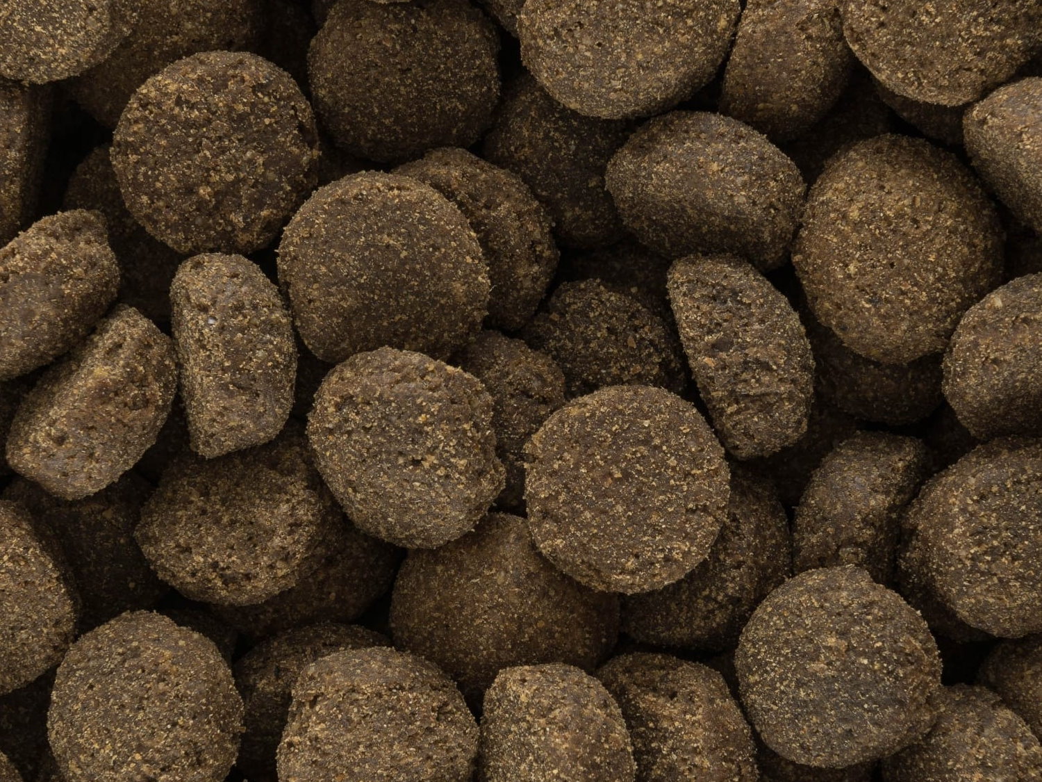Detail granulí Iso-dog Adult Crackers Kuře – textura a velikost granule