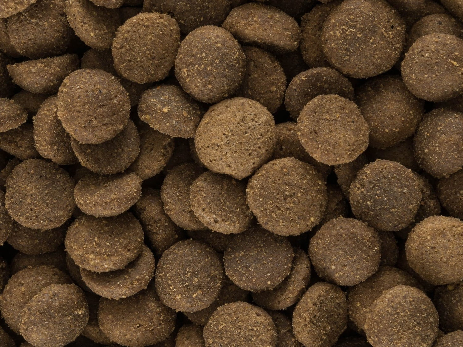 Detail granulí Iso-dog Junior Crackers Kuře – textura a velikost granule