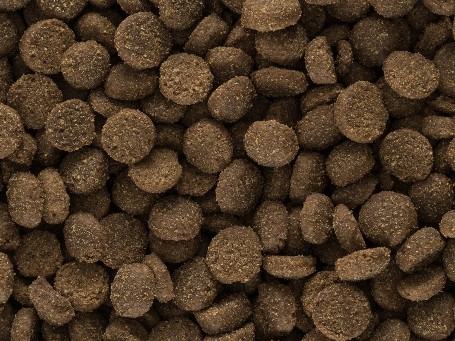 Detail granulí Iso-dog Junior Crackers Kuře – textura a velikost granule