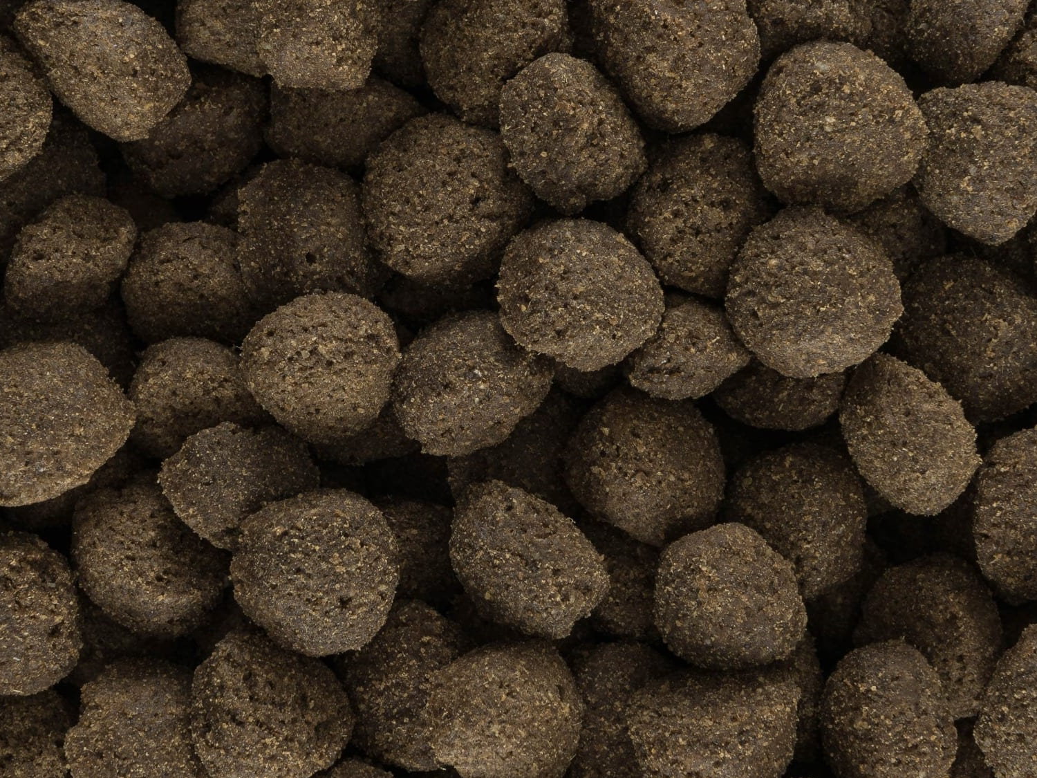 Detail granulí Iso-dog SENSITIVE Jehněčí s rýží – textura a velikost